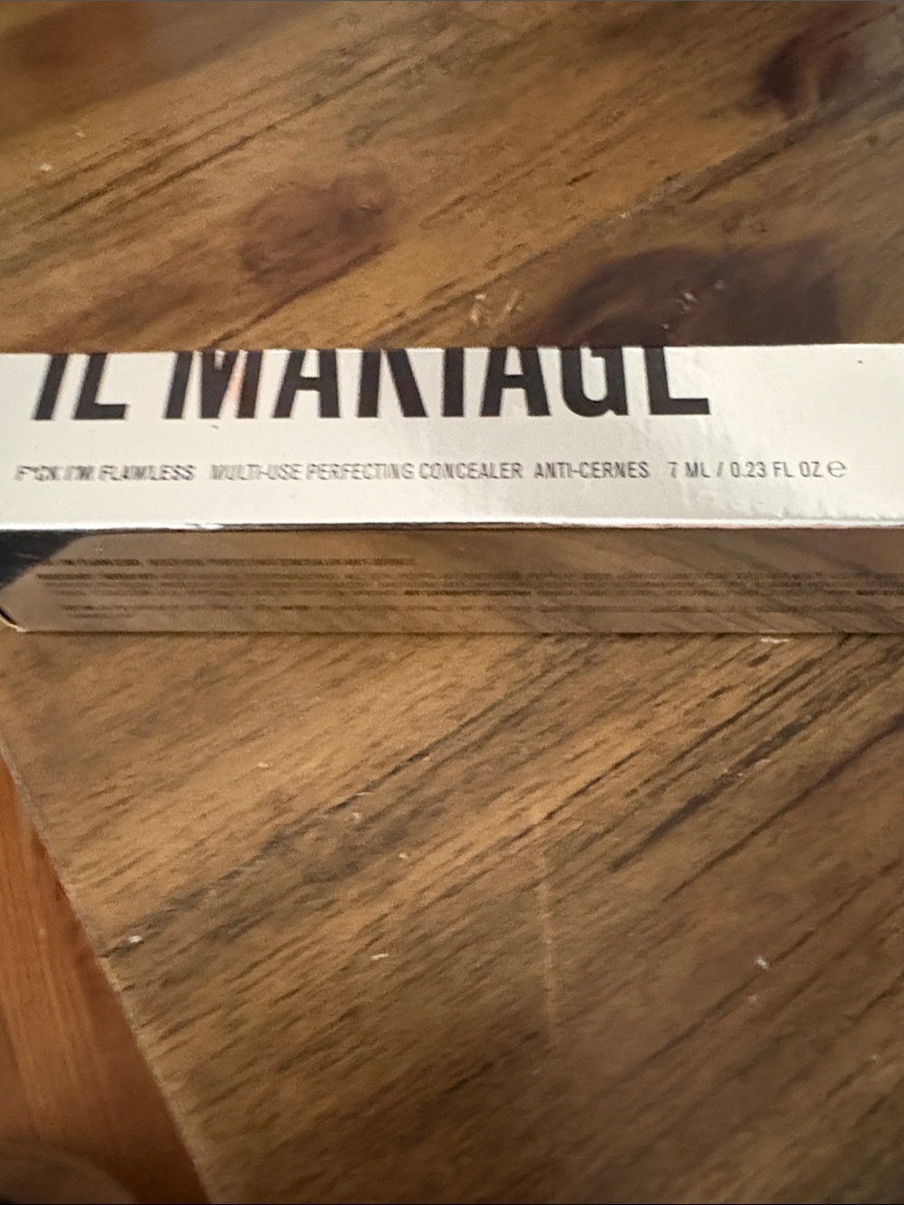 IL MAKIAGE Concealer in Reflective Silver Box with Pink Mark